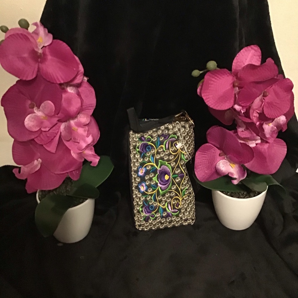 🌸💕2for$40 Beautiful Embroidered Wallets 🌸💕 - Picture 2 of 5
